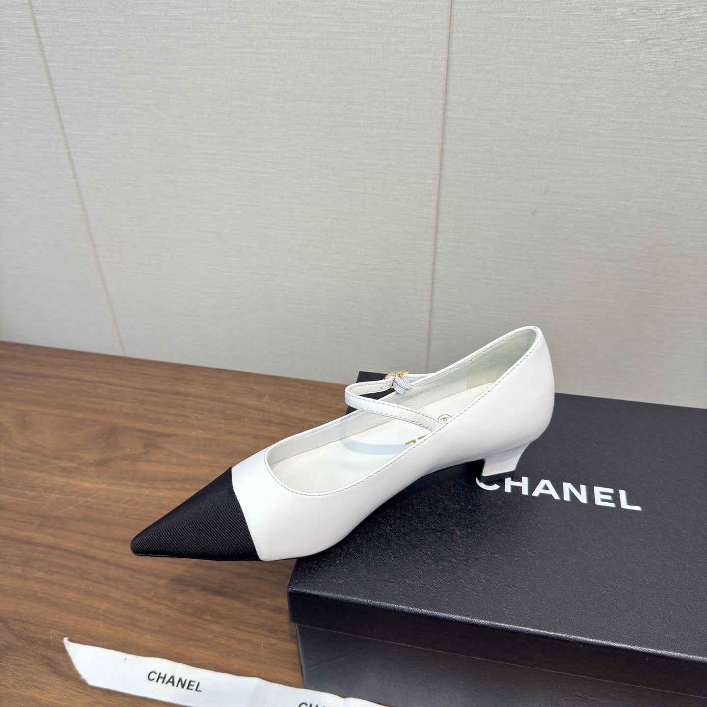 Chanel 26 Pointed-Toe Low Heel 25 Mary Janes White Black in Cowhide Fabric 632187