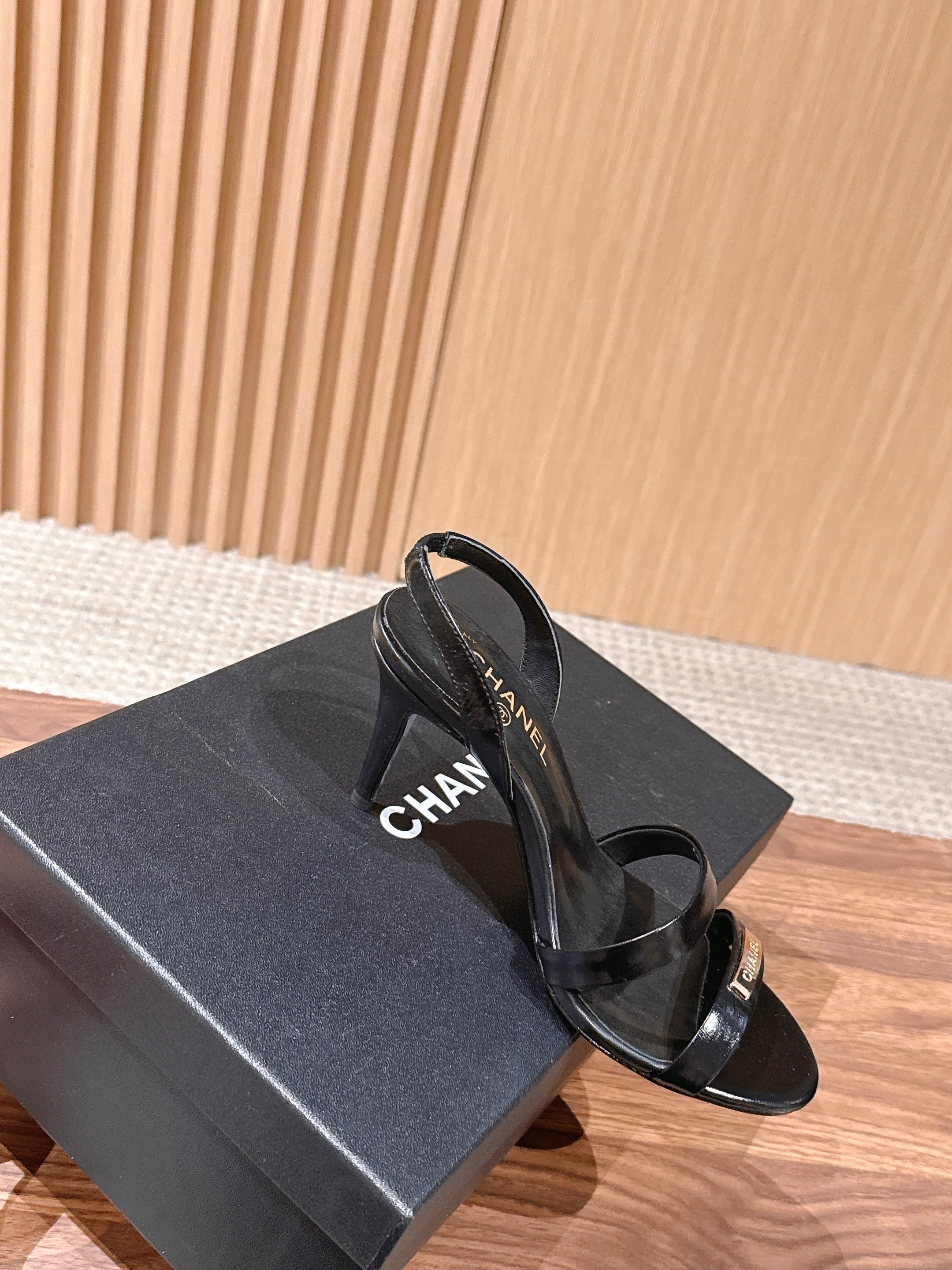 CC 26SS Gold Buckle Strappy High-Heeled 85 Sandals Black in Cowhide 692567