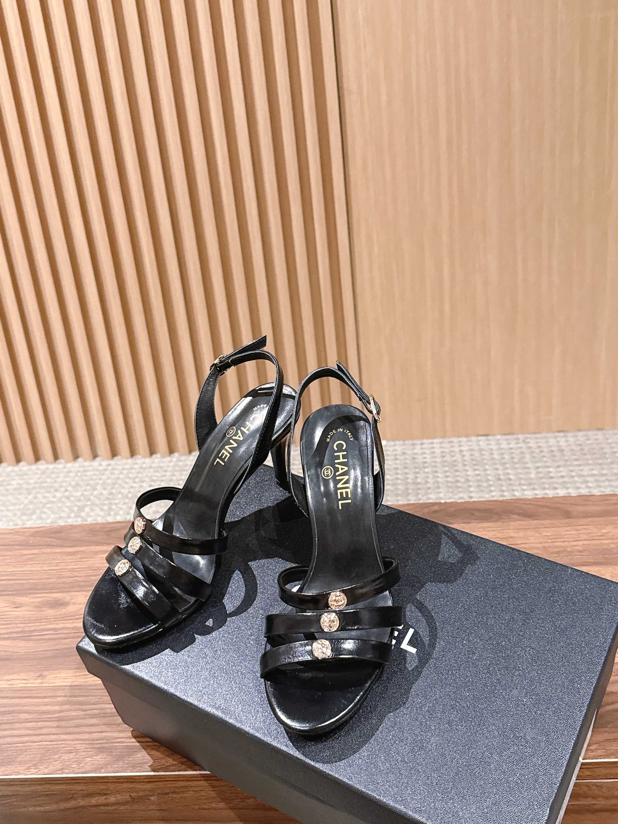CC 26SS  Strappy High-Heeled 85 Sandals Black in Cowhide 692564