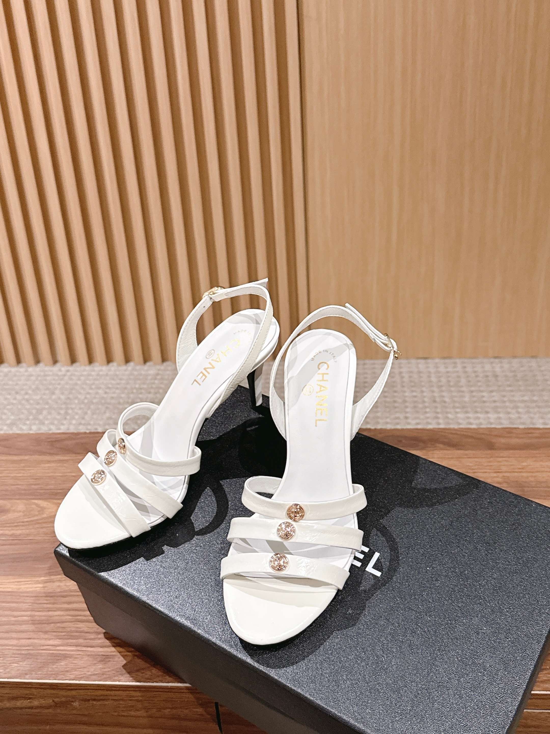 CC 26SS  Strappy High-Heeled 85 Sandals White in Cowhide 692562