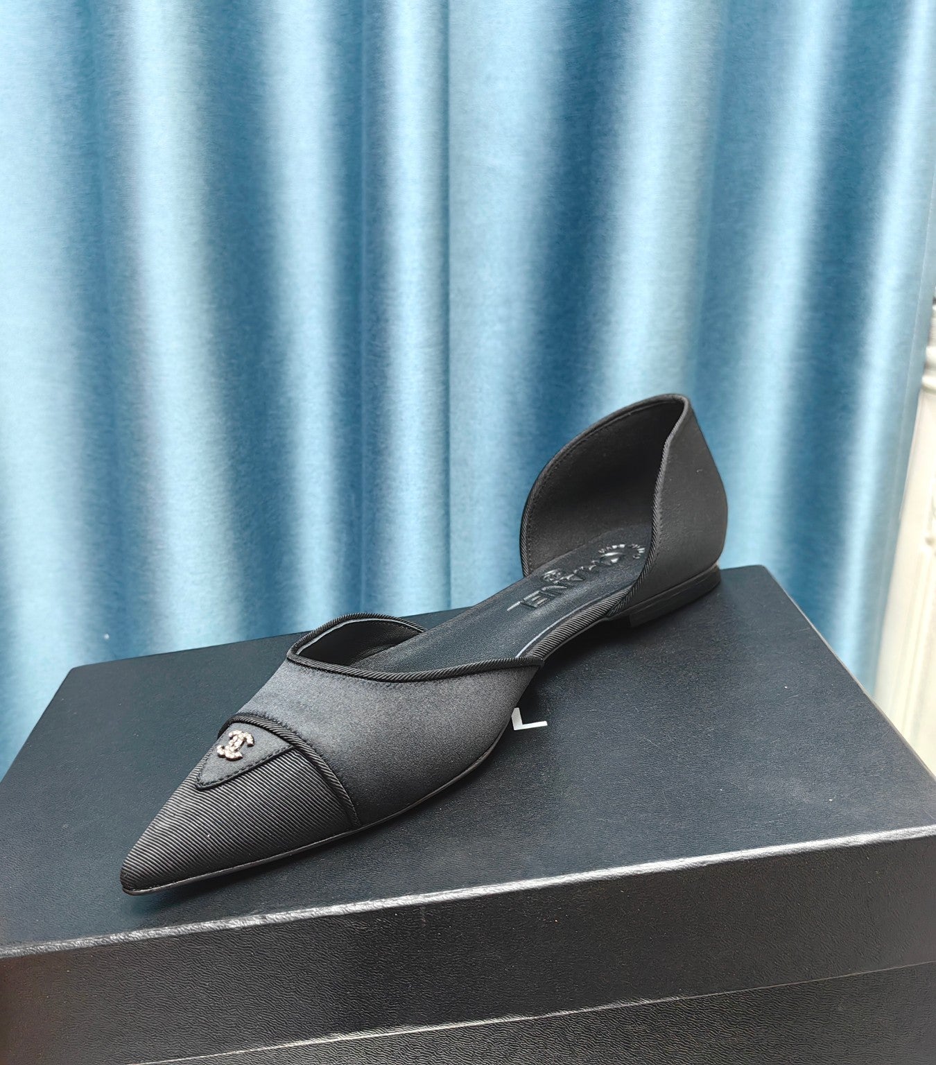Chanel 26ss Retro Hollow-Out Pointed-Toe   Black in Calfskin 712474