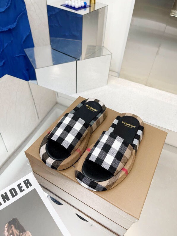 Burberry 26 Check Slippers Light Brown Black in Cotton Linen 729730