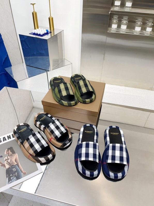 Burberry 26 Check Slippers Light Brown Black in Cotton Linen 729730