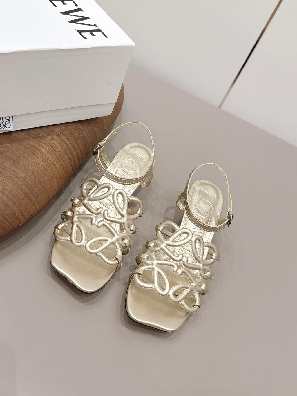 Loewe 26 Sandal 50 Champagne Metallic in Sheepskin 738803