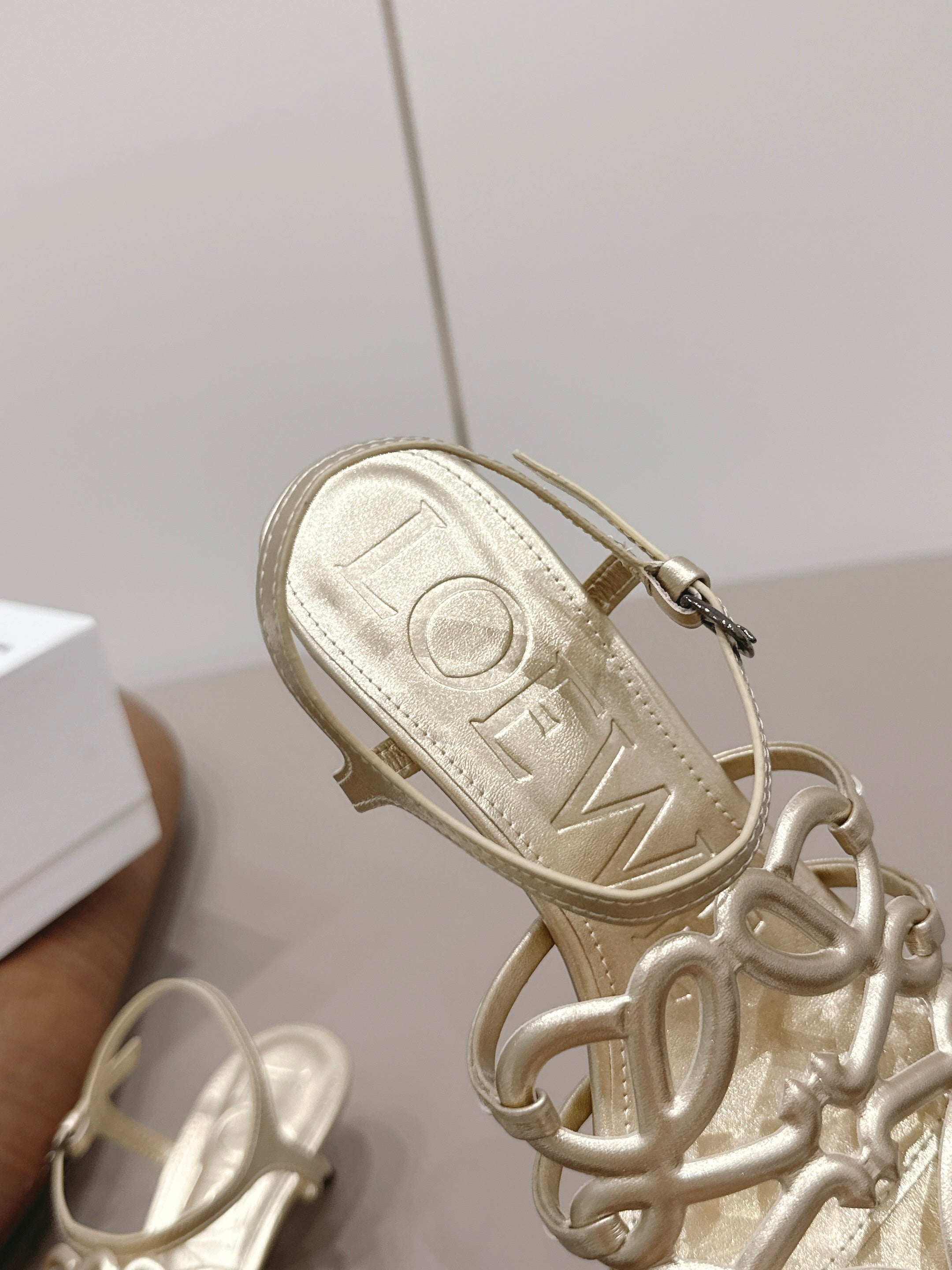 Loewe 26 Sandal 50 Champagne Metallic in Sheepskin 738803