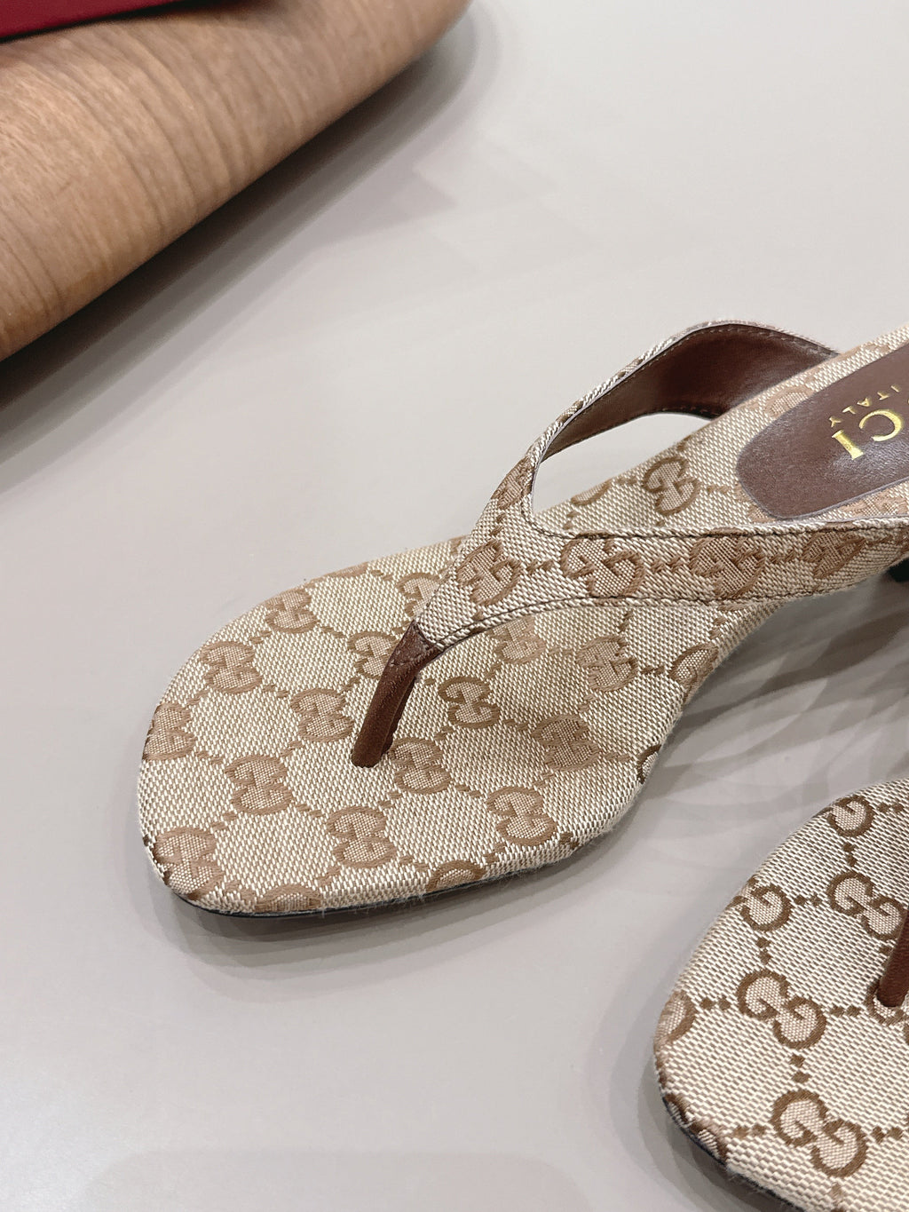 Gucci 26 Round Toe Flip-Flops 60 Brown in Jacquard Fabric 739378