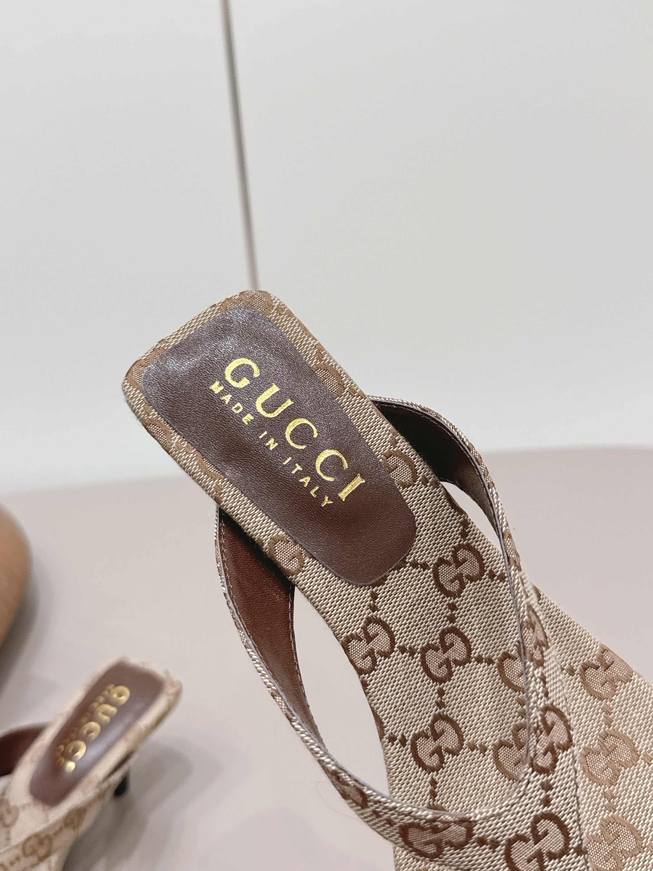 Gucci 26 Round Toe Flip-Flops 60 Brown in Jacquard Fabric 739378