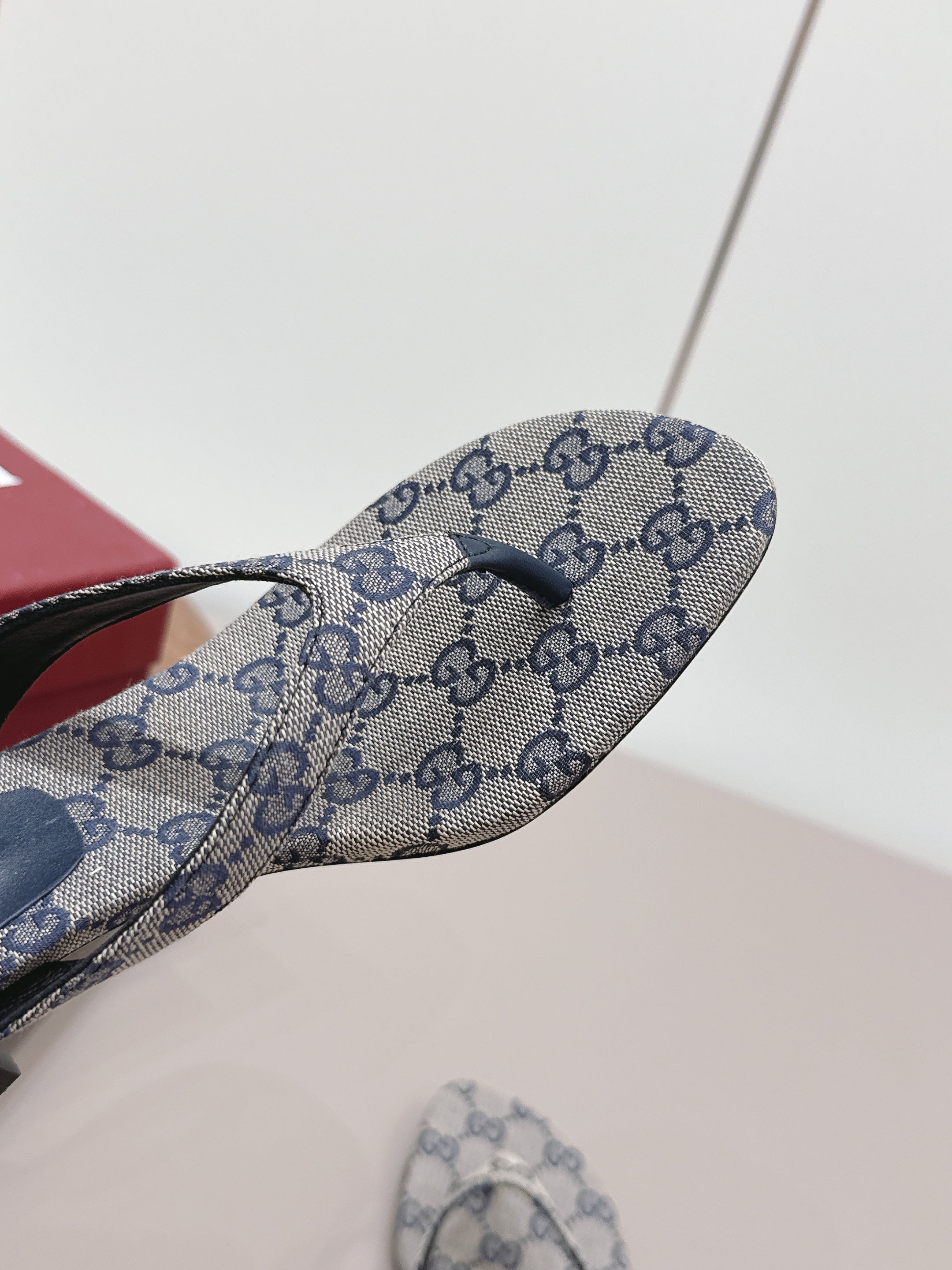 Gucci 26 Round Toe Flip-Flops 60 Navy Blue in Jacquard Fabric 739377