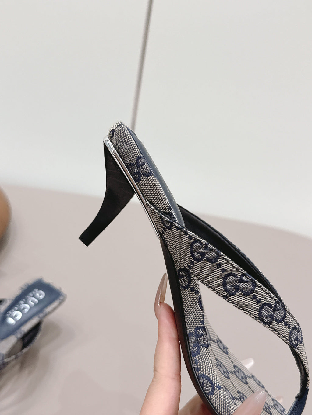 Gucci 26 Round Toe Flip-Flops 60 Navy Blue in Jacquard Fabric 739377