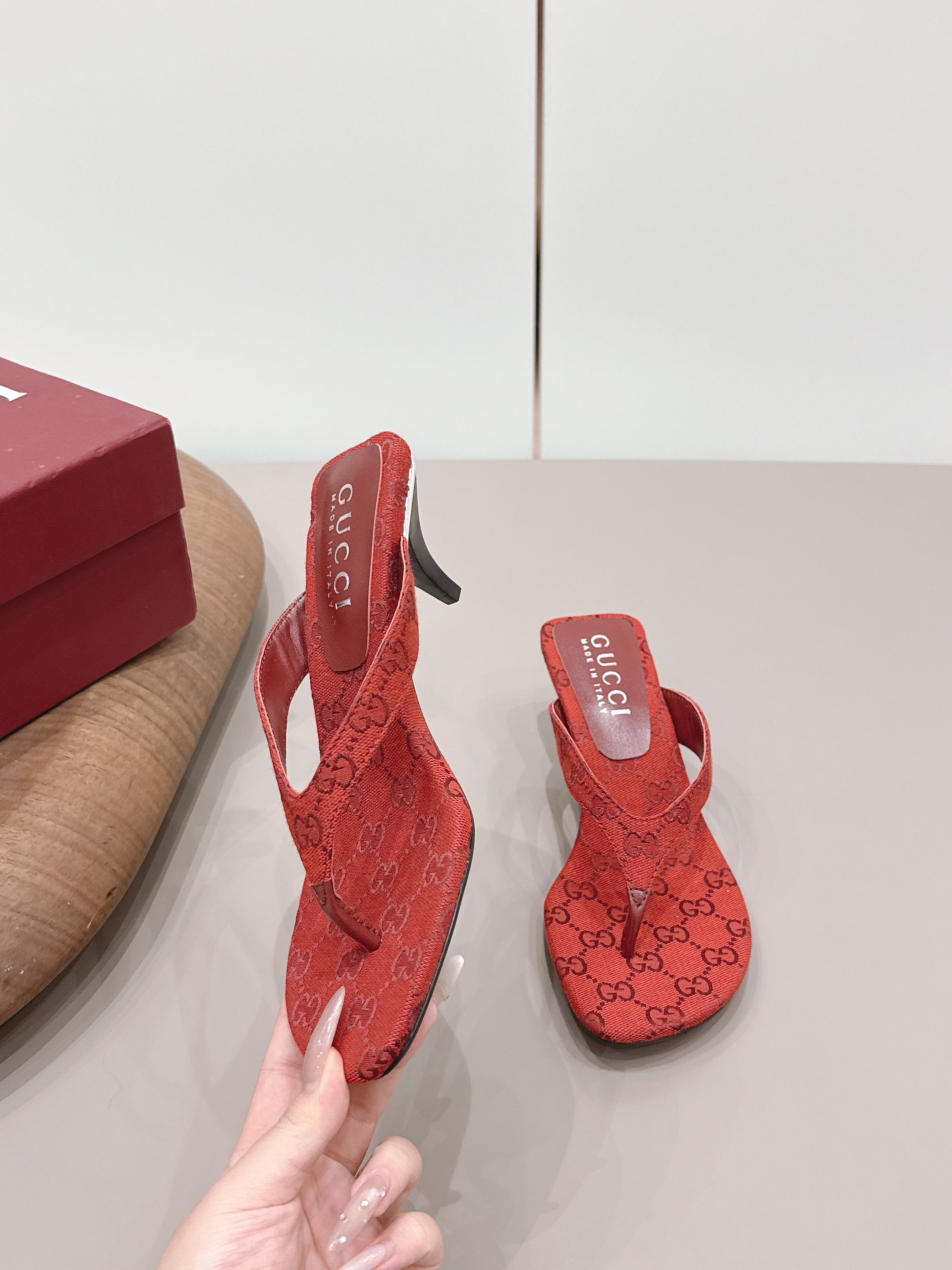 Gucci 26 Round Toe Flip-Flops 60 Red in Jacquard Fabric 739376