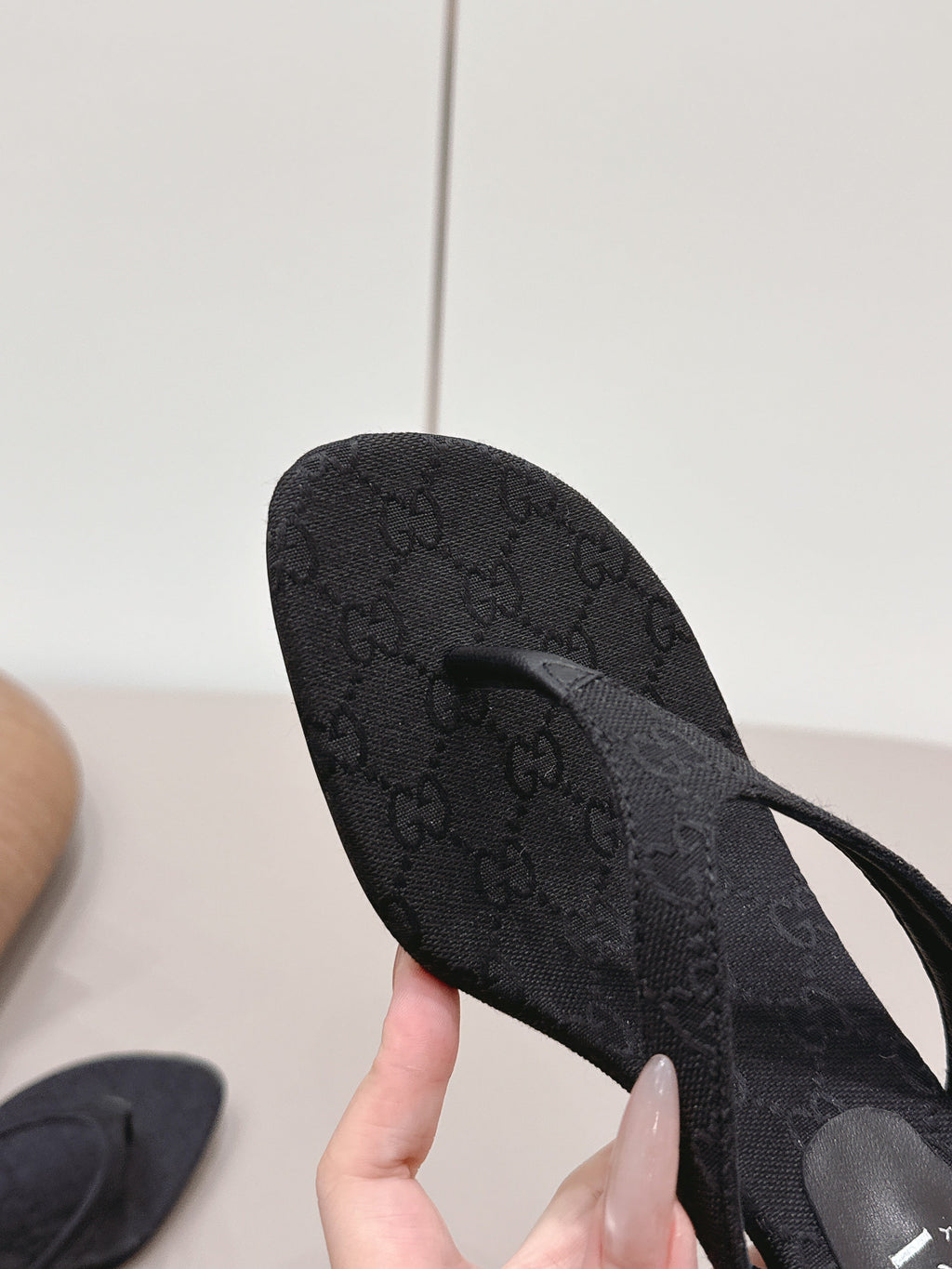 Gucci 26 Round Toe Flip-Flops 60 Black in Jacquard Fabric 739375