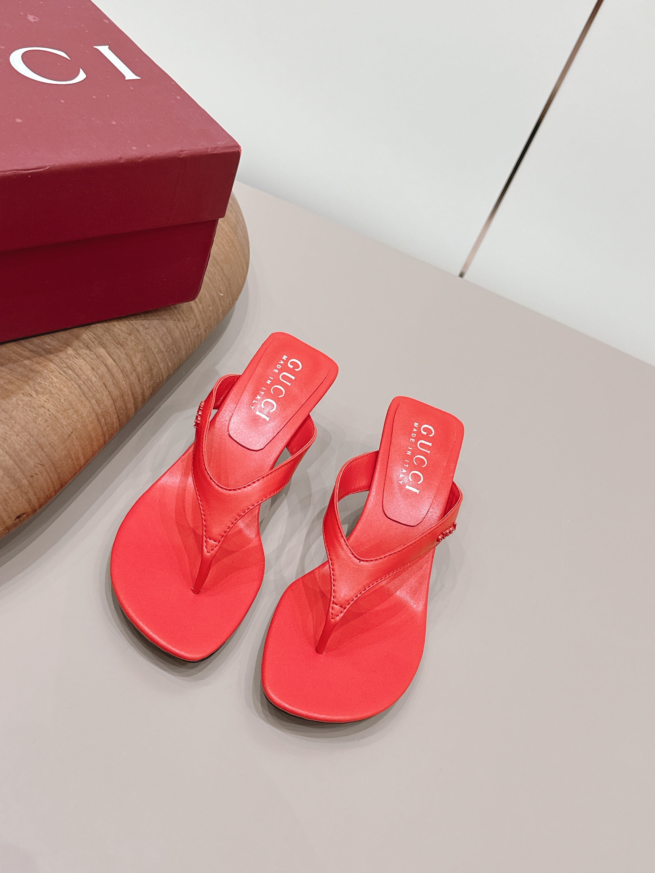 Gucci 26 Round Toe Flip-Flops 60 Red in Sheepskin 739373