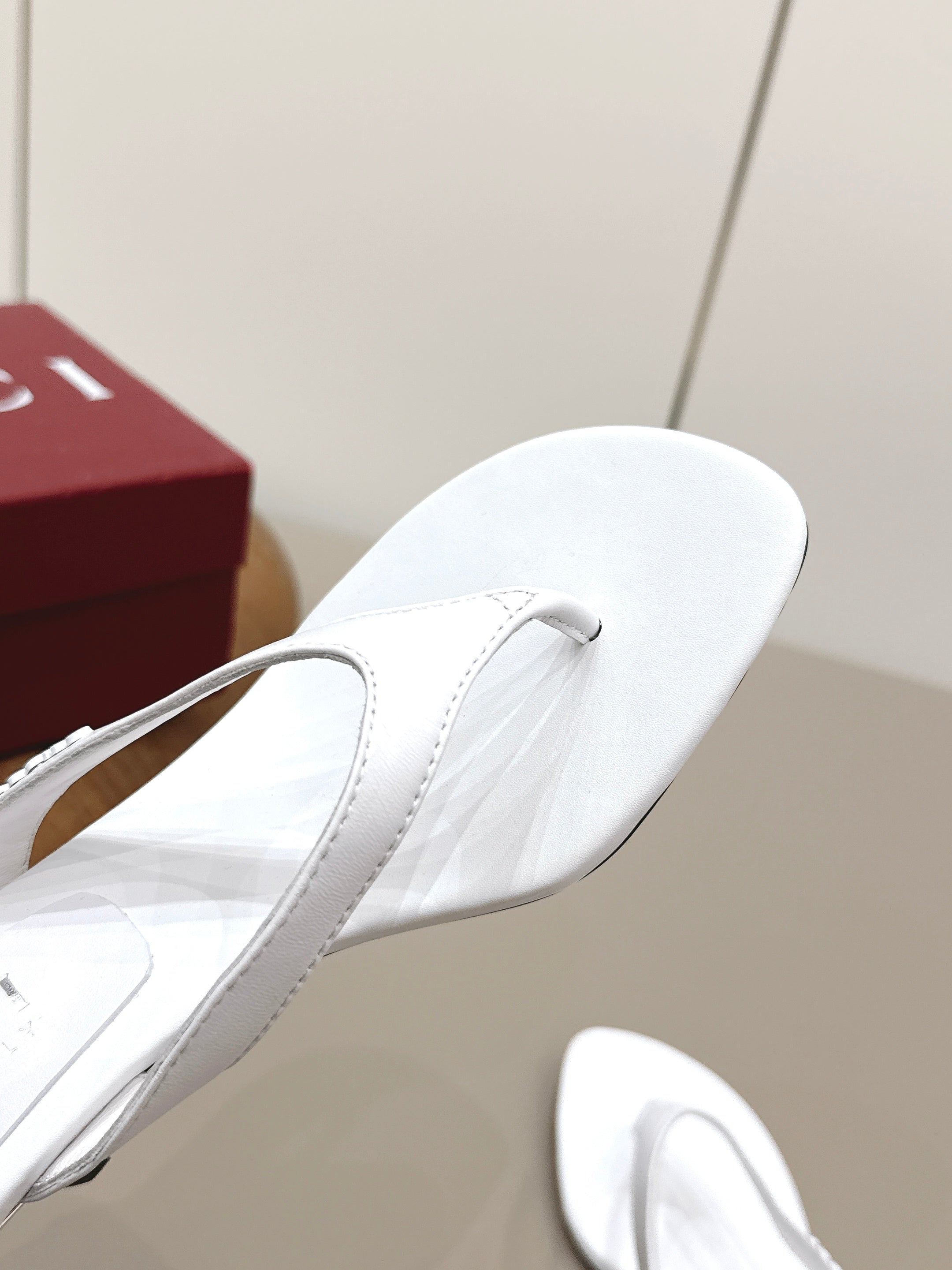 Gucci 26 Round Toe Flip-Flops 60 White in Sheepskin 739372