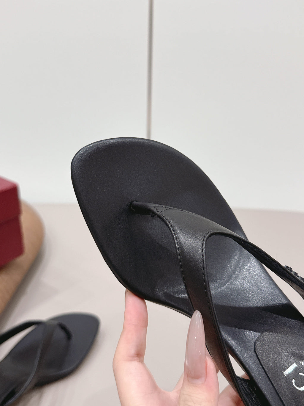 Gucci 26 Round Toe Flip-Flops 60 Black in Sheepskin 739371