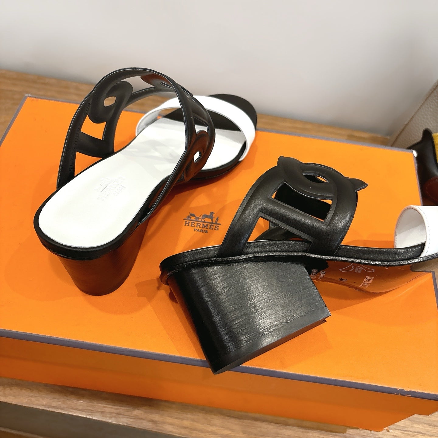 HM  Sandal 60 Black White in Calfskin 743966