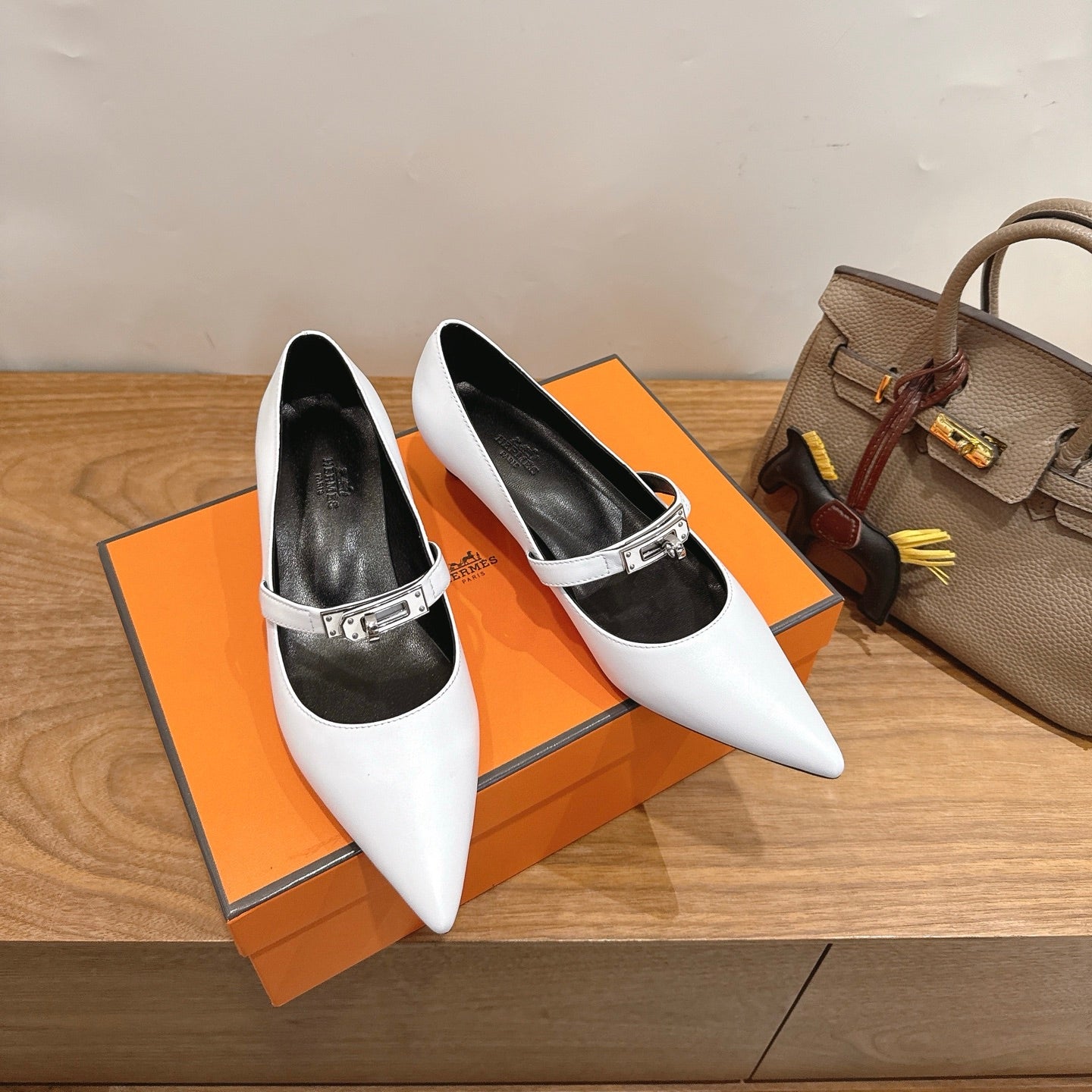 HM 26 Majeste 45 Pump White in Cowhide 744117