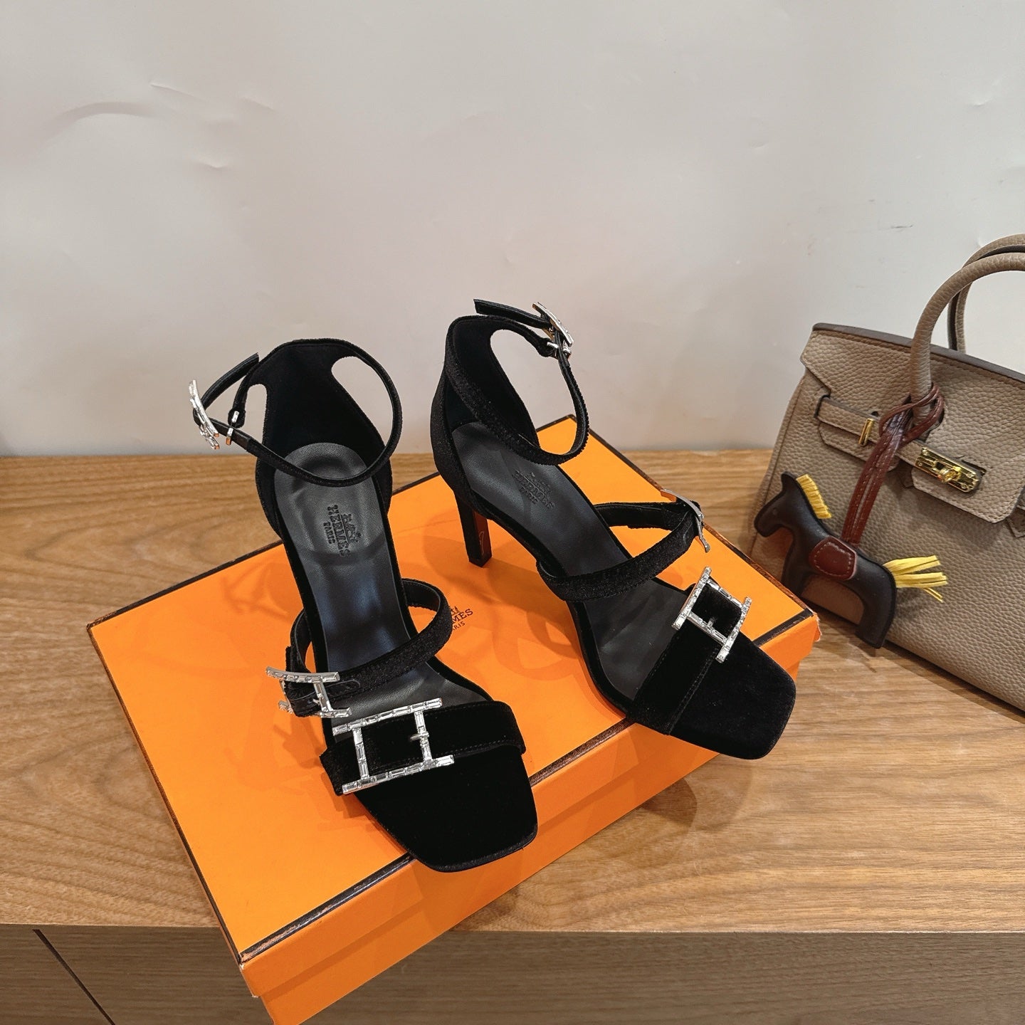 HM Liv Sandal 10.5 Black in Velvet 744072
