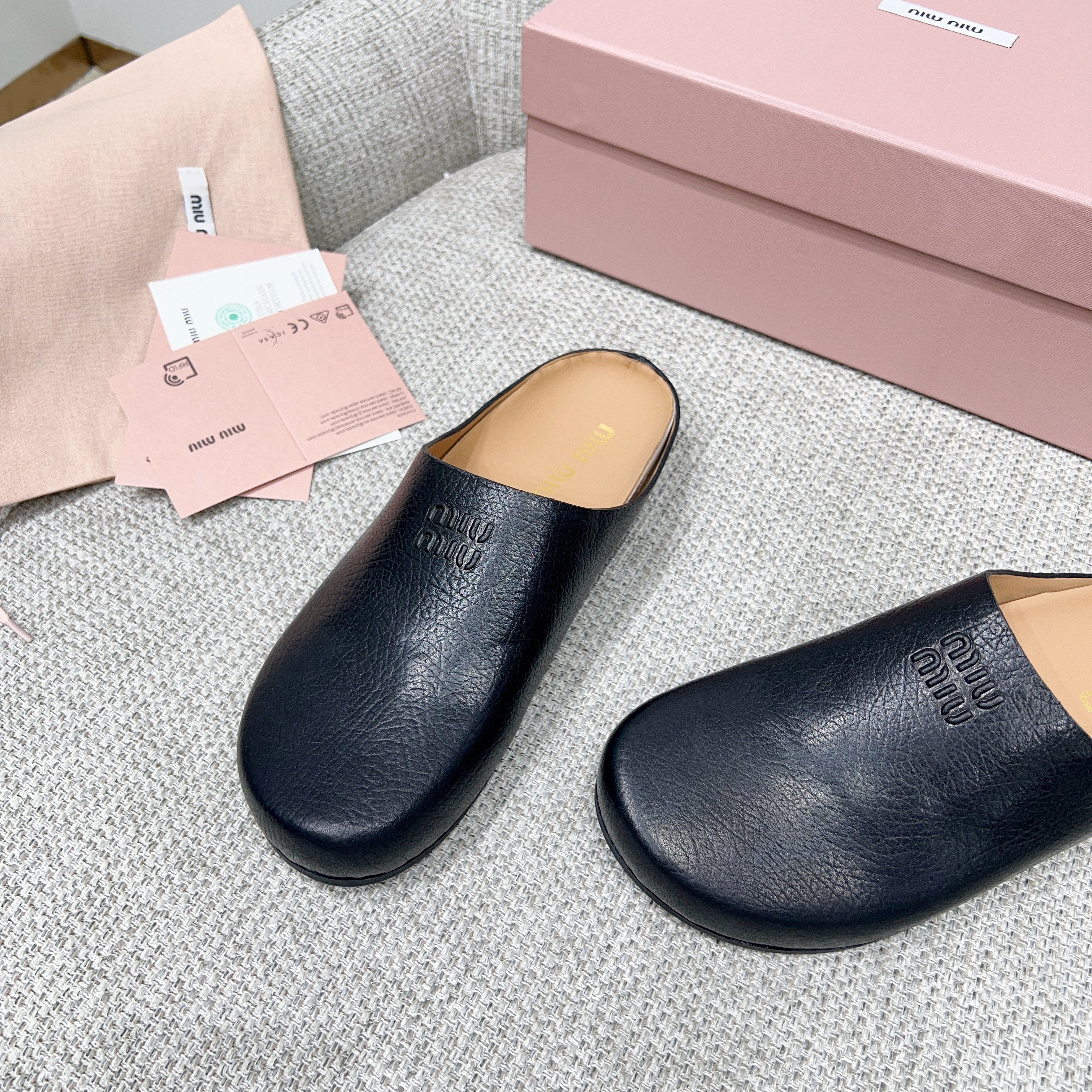 Miu 26 Mules Black in Cowhide 747403