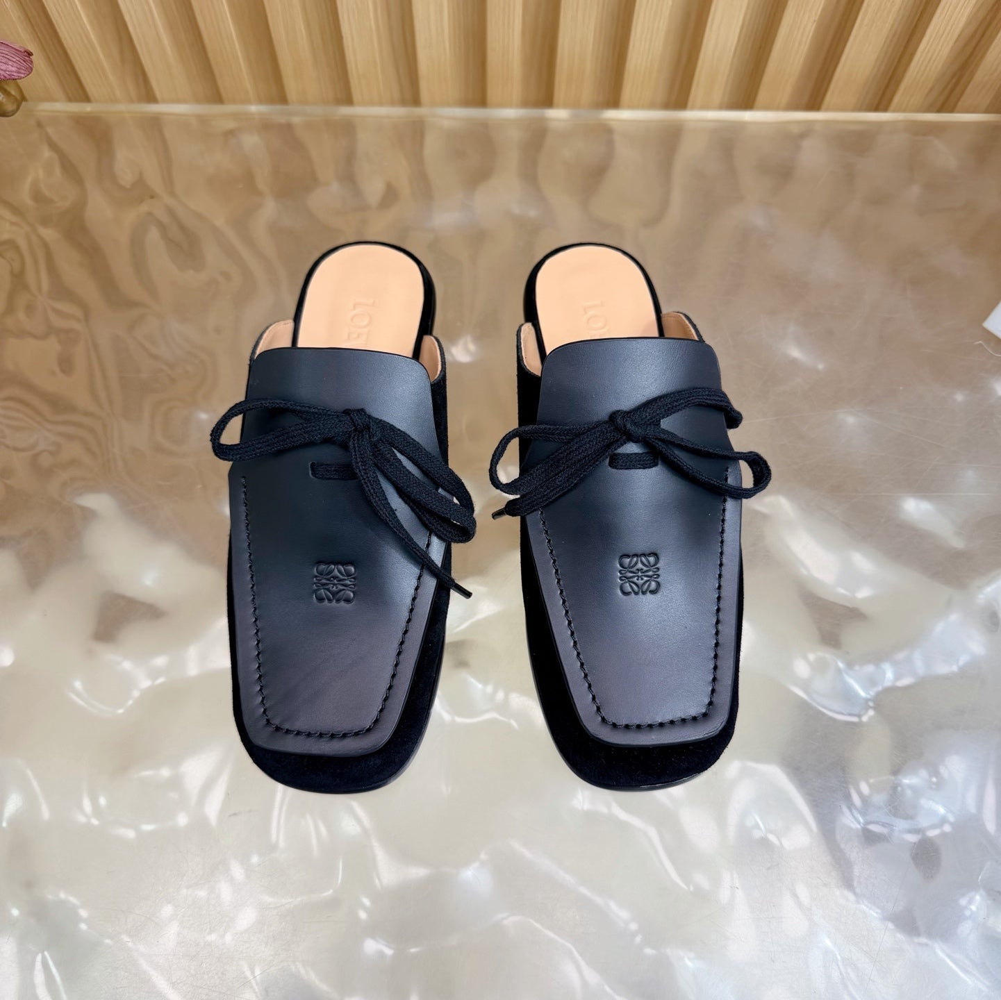 Loew Closed-Toe Slippers Black in Cowhide 749368