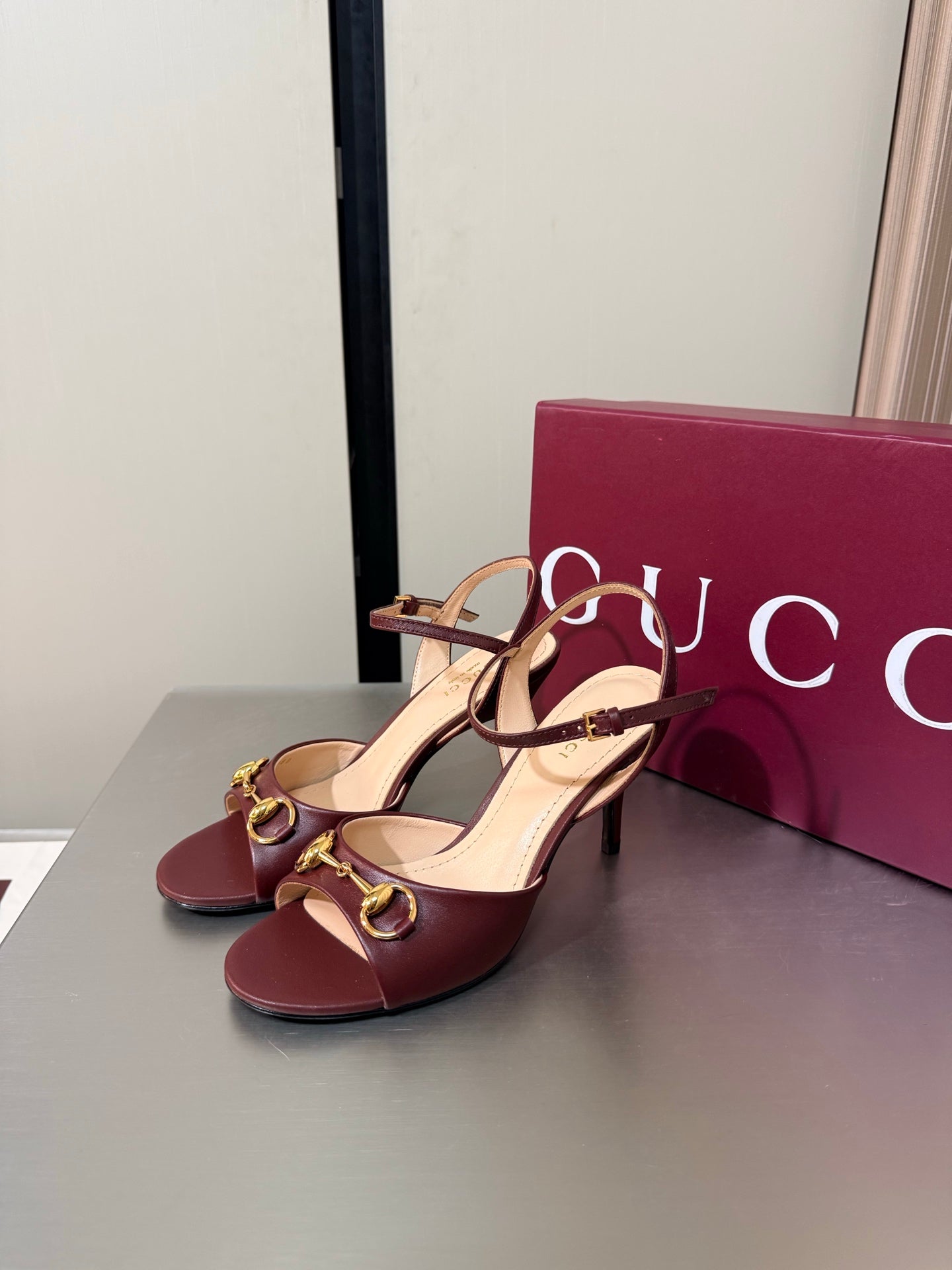GG Buckle Stiletto Round Toe Heel Height 85mm Burgundy in Calfskin 784469