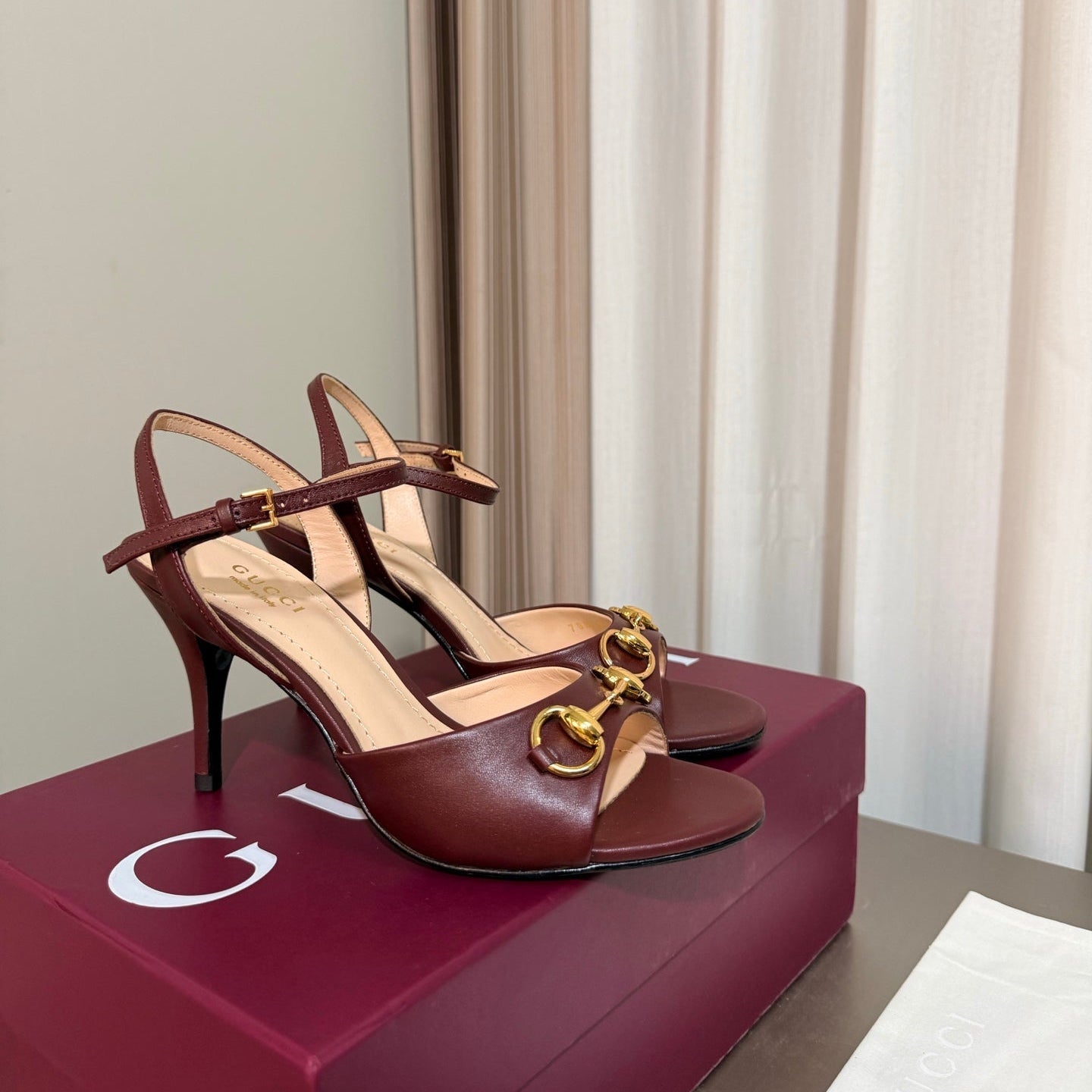 GG Buckle Stiletto Round Toe Heel Height 85mm Burgundy in Calfskin 784469