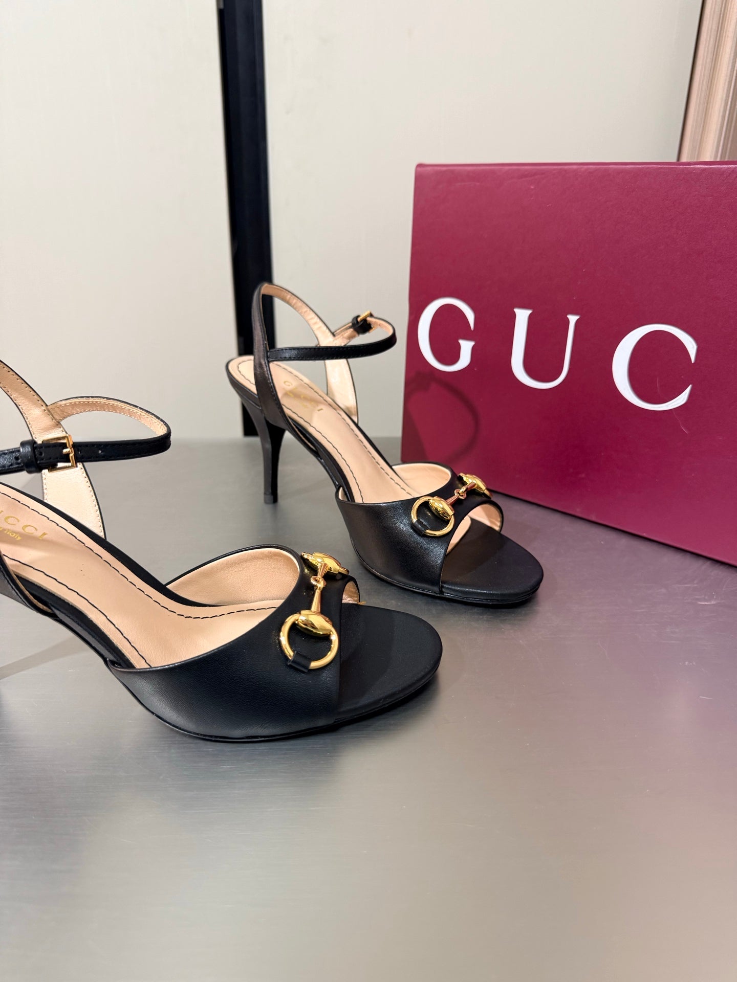 GG Buckle Stiletto Round Toe Heel Height 85mm Black in Calfskin 784467