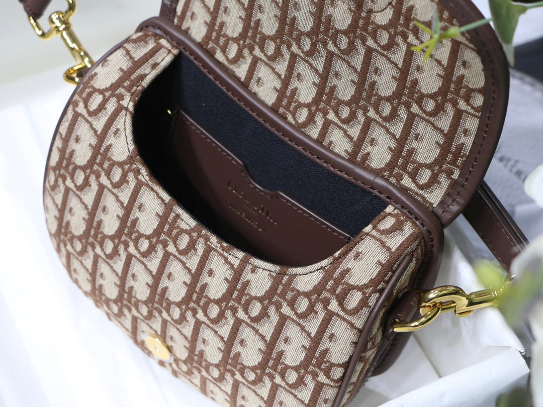 MEDIUM CD BOBBY 22CM CHOCOLATE OBLIQUE CANVAS GOLD HARDWARE