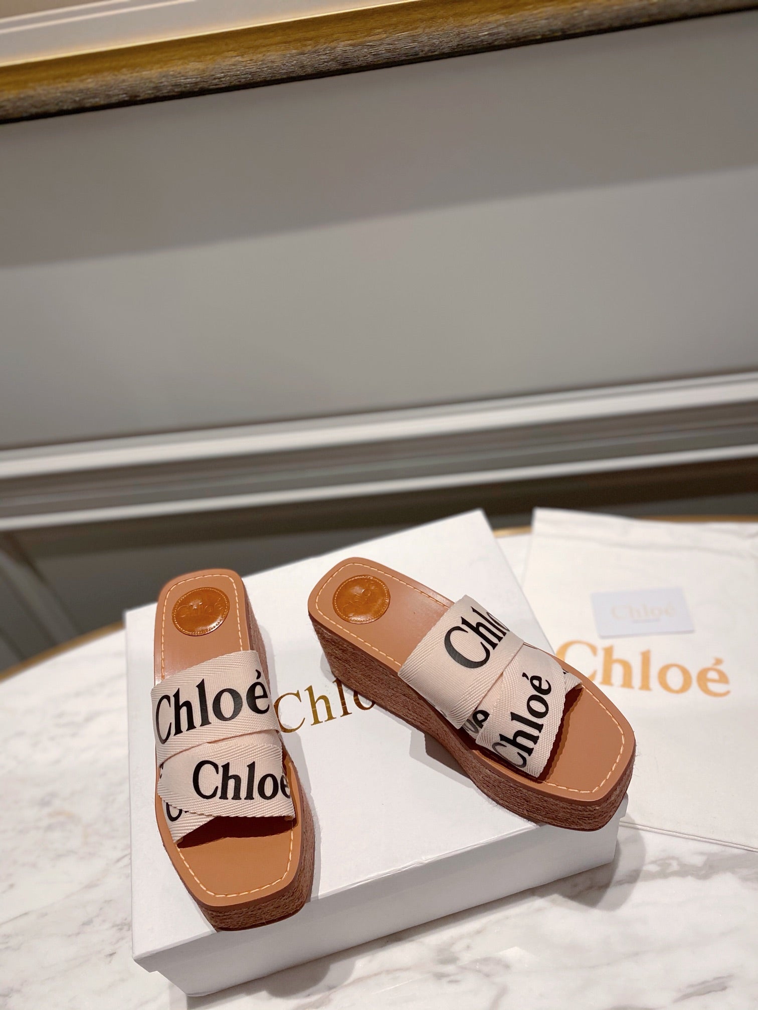 CHLOÉ WOODY WEDGE IN BEIGE DENIM WITH BLACK LOGO