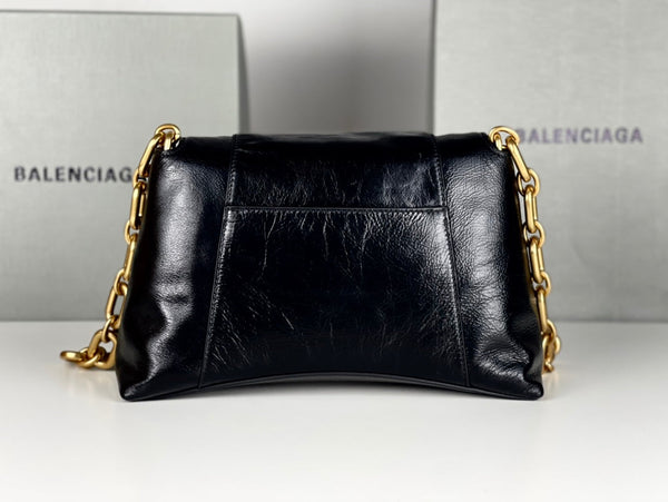 DOWNTOWN SHOULDER BAG 29 IN BLACK WAXED SHEEPSKIN GOLD HARDWARE