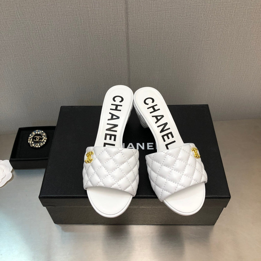 DIAMOND-QUILTED 6 CM SANDALS IN WHITE LAMBSKIN
