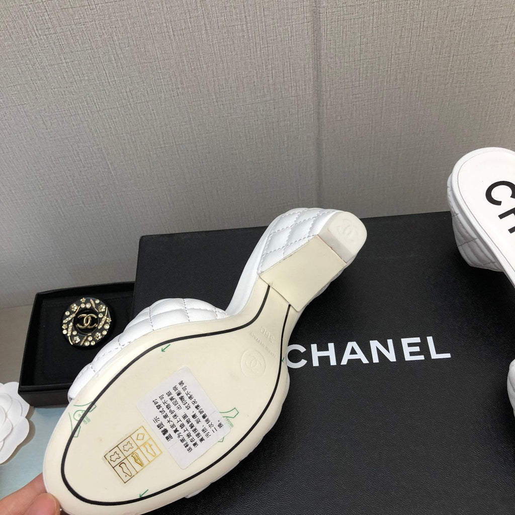 DIAMOND-QUILTED 6 CM SANDALS IN WHITE LAMBSKIN