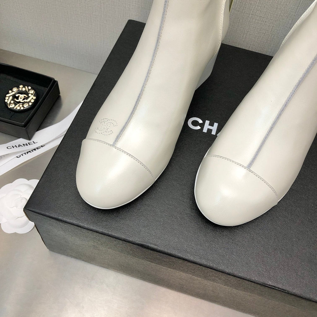 BLOCK HEEL ANKLE BOOTS IN WHITE CALFSKIN