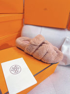 chypre sandal light pink lamb wool