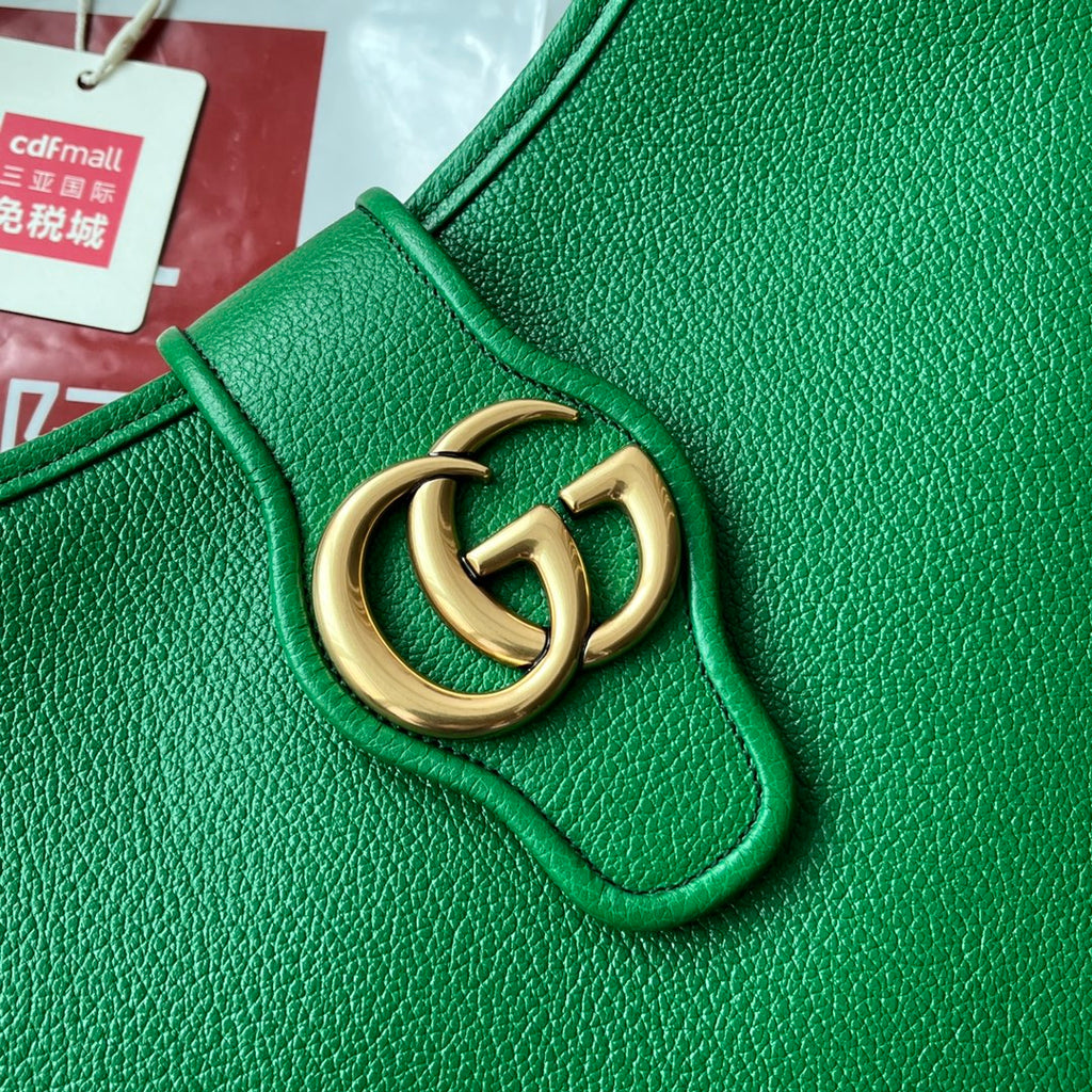 MEDIUM SHOULDER BAG 39 IN GREEN CALFSKIN GOLD HARDWARE