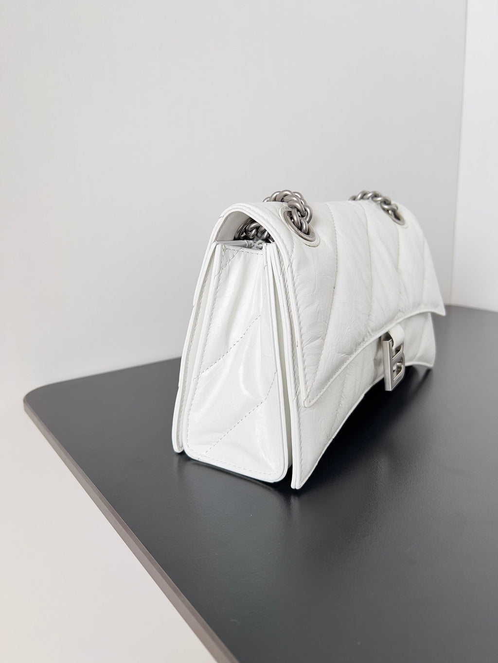 CRUSH CHAINED BAG 25 IN WHITE QUILTED CRUSHED CALFSKIN SILVER HARDWARE
