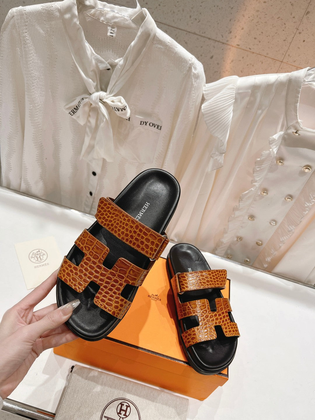 CHYPRE SANDAL BLACK AND BRIGHT BROWN LAMBSKIN