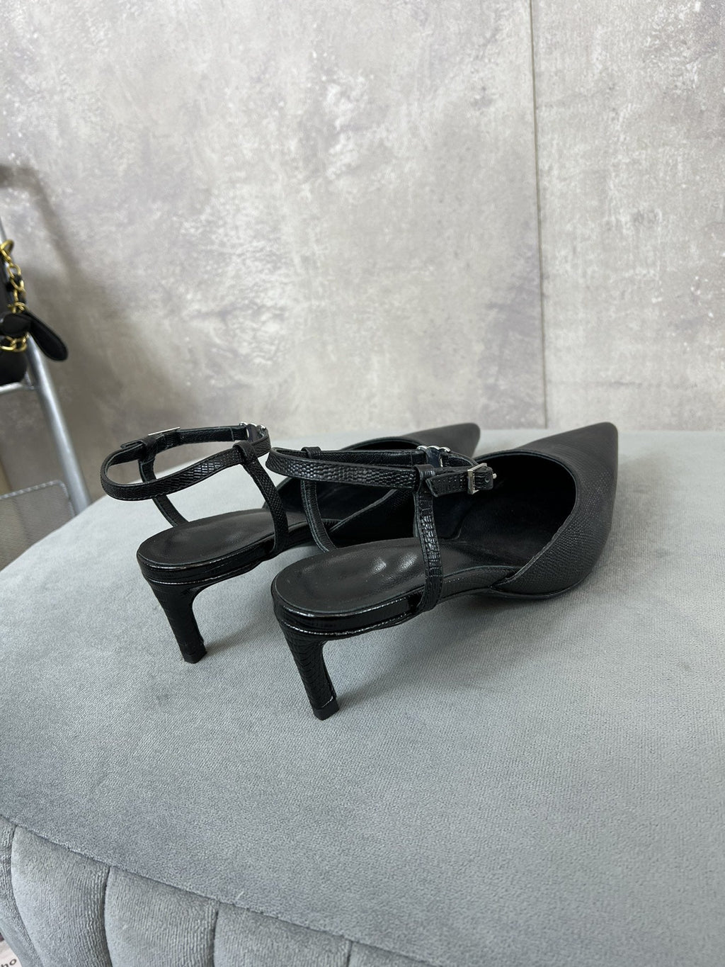 cl kitten with strap 45 black lizard stamped calfskin