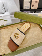 GG EXCLUSIVE SLIDE SANDAL CARAMEL AND CREAM SEDGE