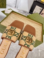 GG EXCLUSIVE SLIDE SANDAL CARAMEL SEDGE
