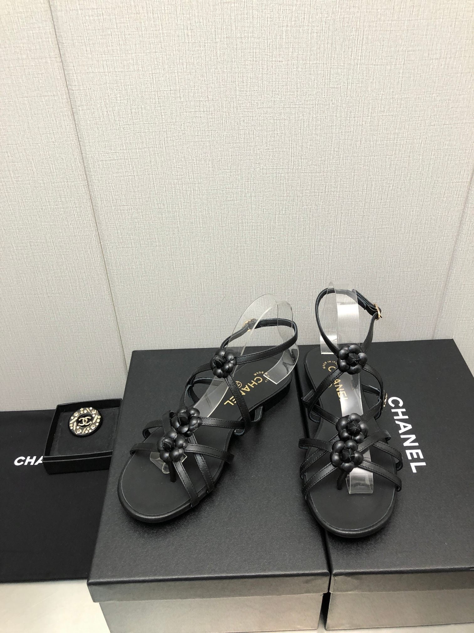 FLORAL FLAT SANDAL IN BLACK LAMBSKIN