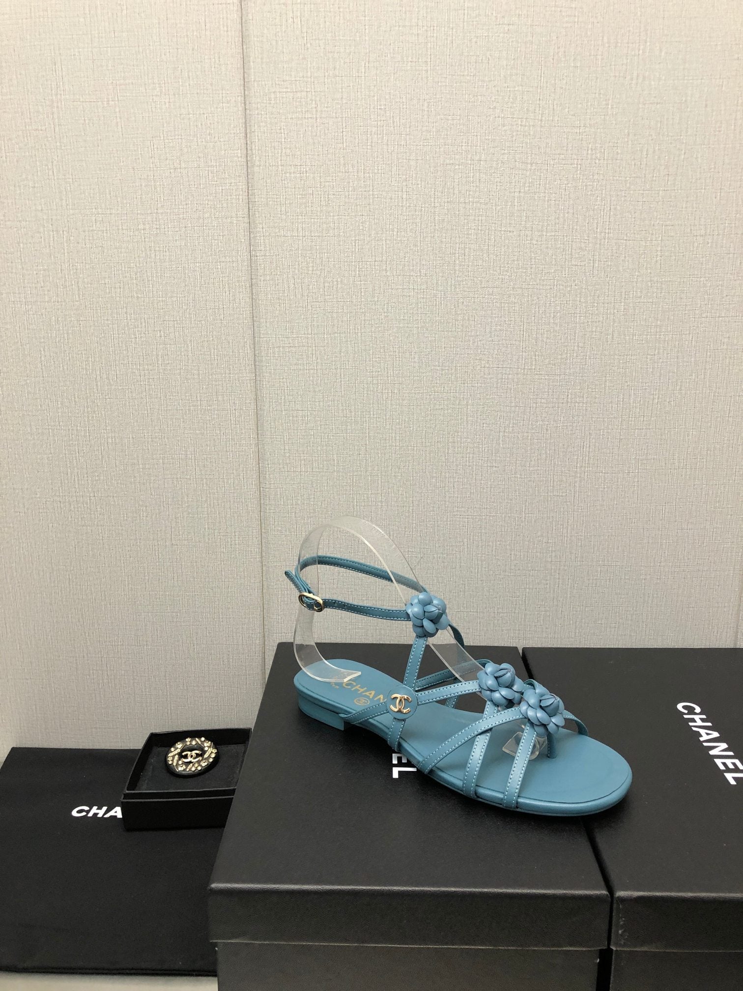 FLORAL FLAT SANDAL IN SAPPHIRE BLUE LAMBSKIN