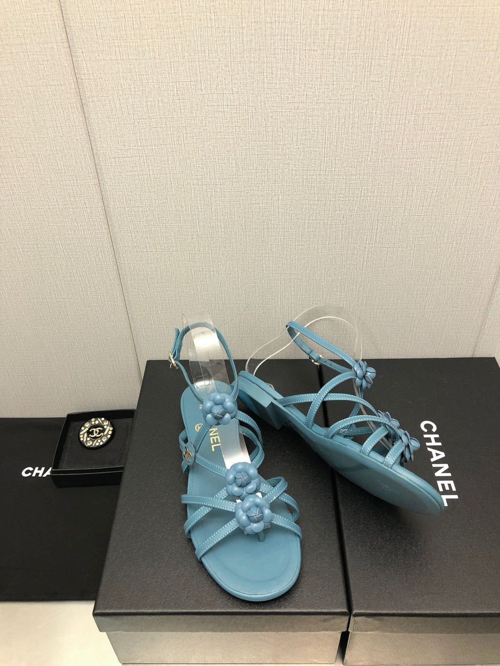 FLORAL FLAT SANDAL IN SAPPHIRE BLUE LAMBSKIN