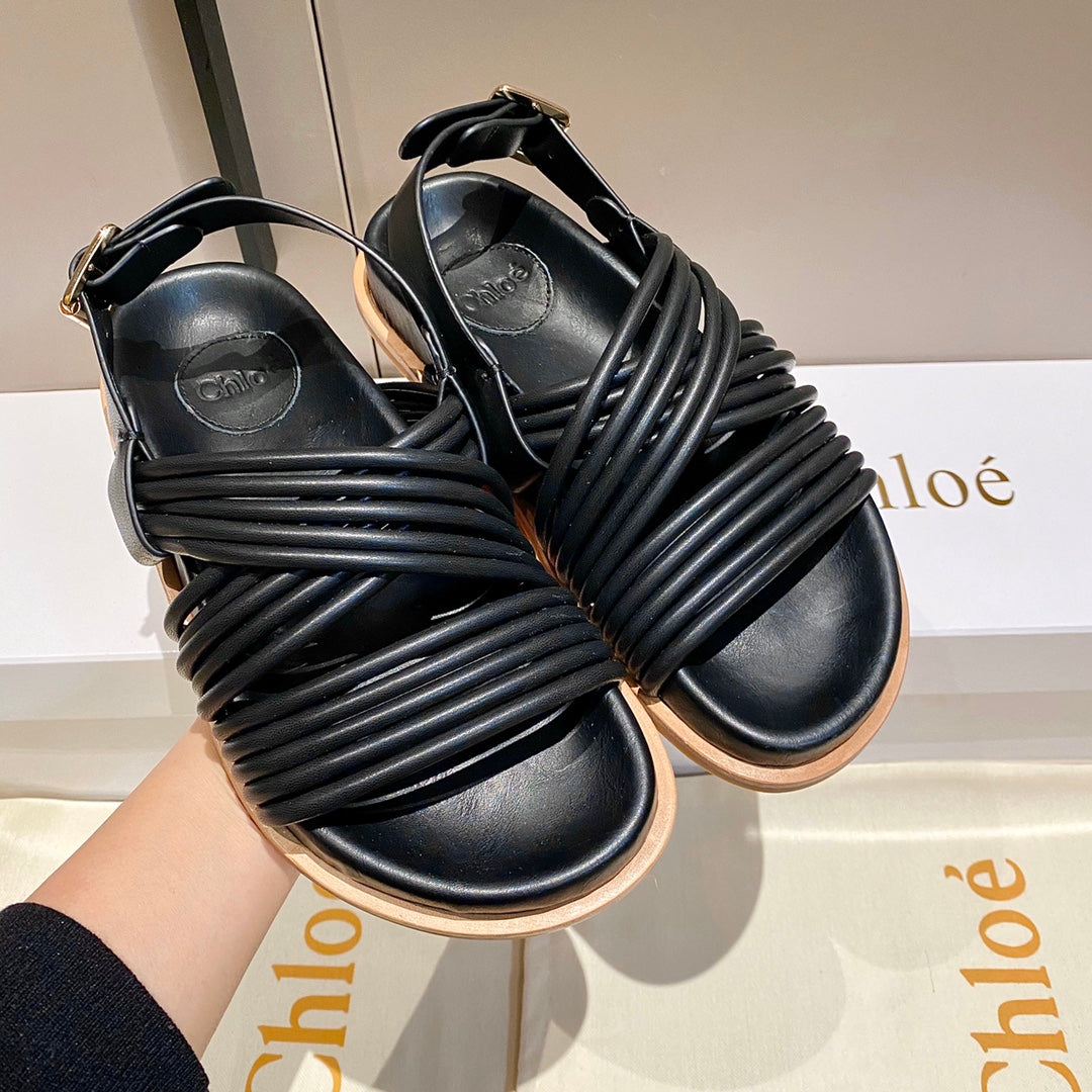 CHLOÉ CROSS STRAP SANDAL IN BLACK RUBBER WITH GOLD HARDWARE