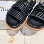 CHLOÉ CROSS STRAP SANDAL IN BLACK RUBBER WITH GOLD HARDWARE