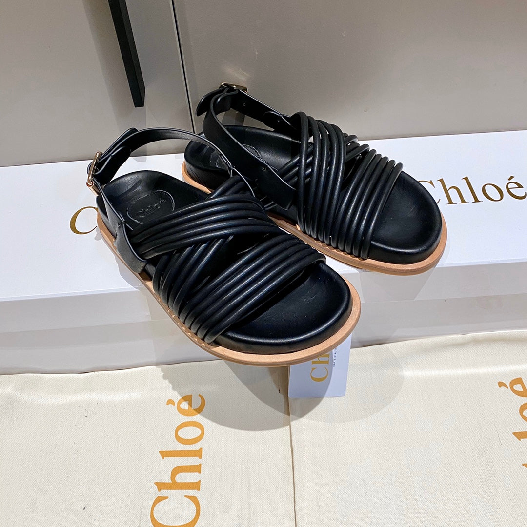 CHLOÉ CROSS STRAP SANDAL IN BLACK RUBBER WITH GOLD HARDWARE