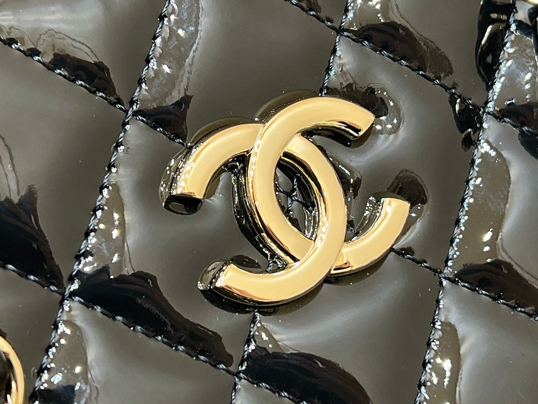 CC 23S Shell Bag 28.5cm Black Patent Leather
