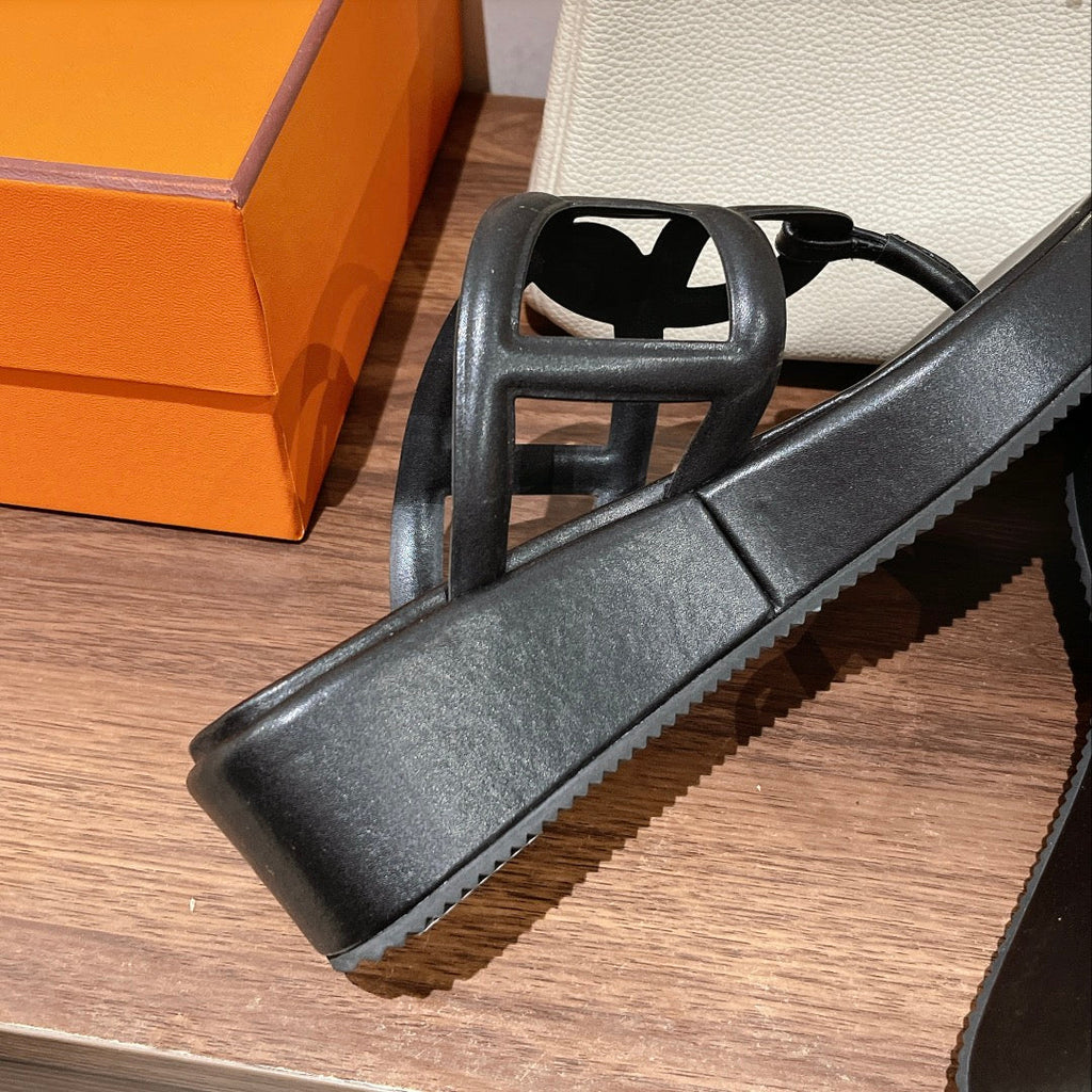 HM Gipsy Platform Thong Black Sheepskin 349419
