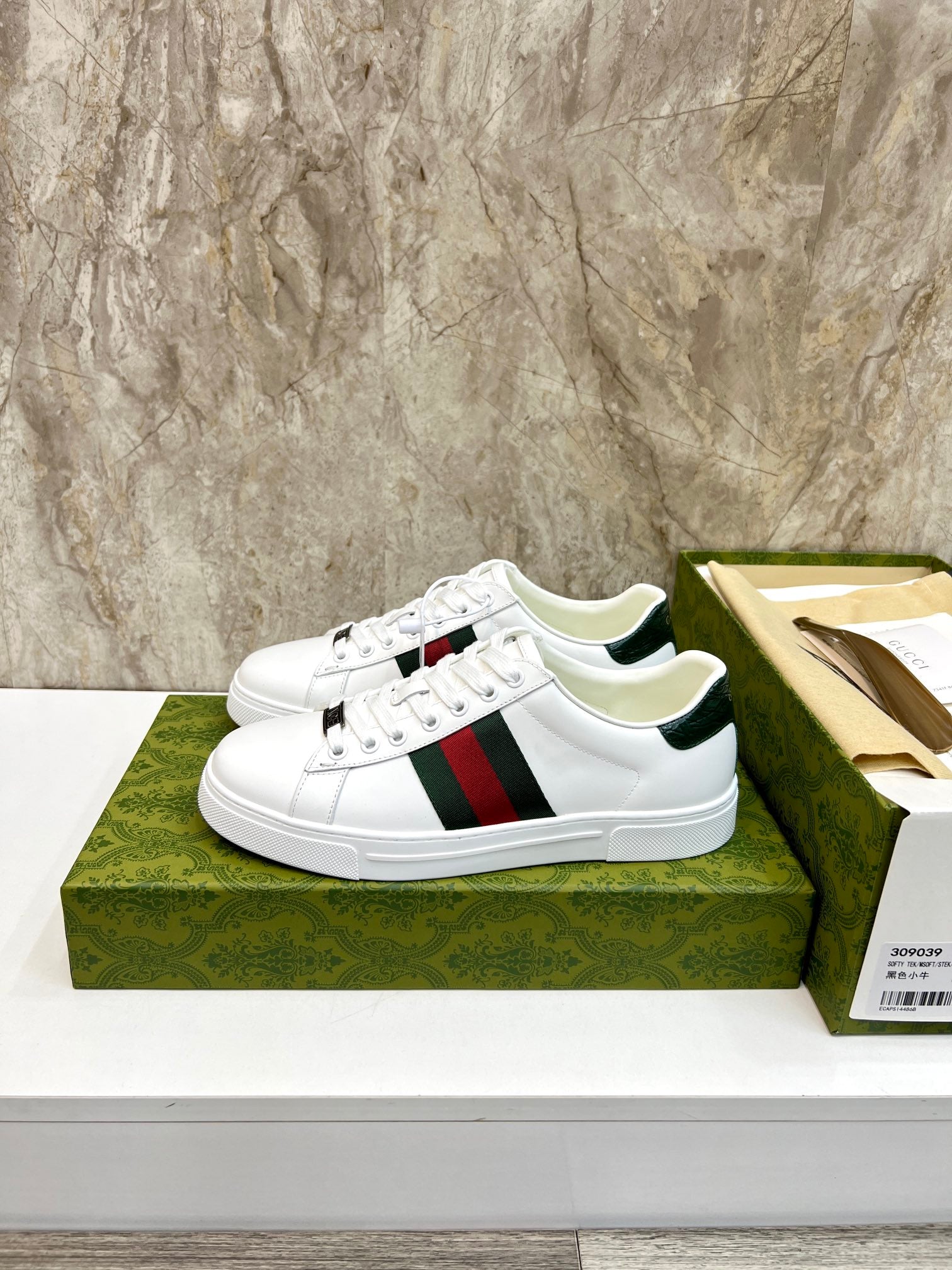 GG Men's ACE Sneaker White Calfskin 525955