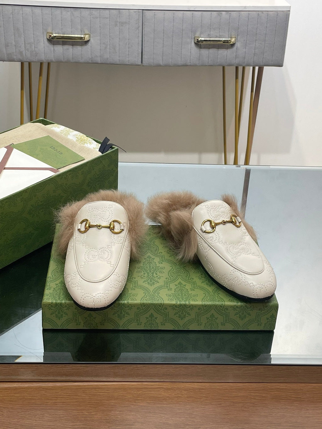HORSEBIT MULE IN WHITE EMBOSSED CALFSKIN AND LAMB WOOL LINING