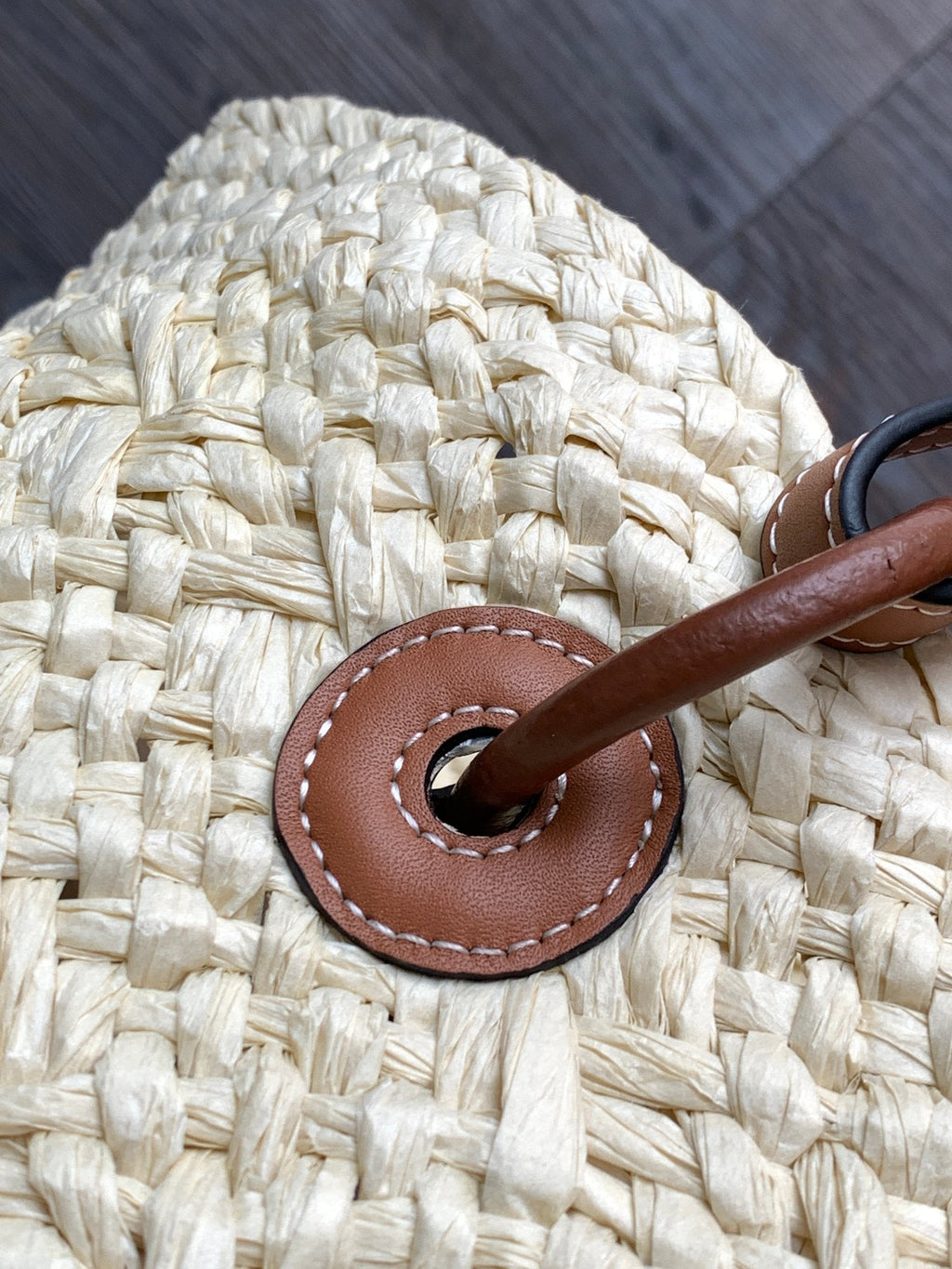 Medium anagram basket bag in iraca palm and calfskin